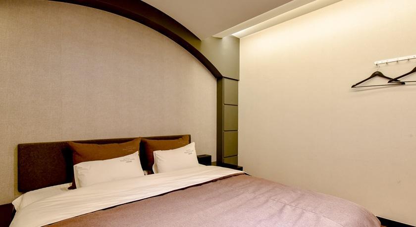 French Code Hotel Changwon Exterior foto