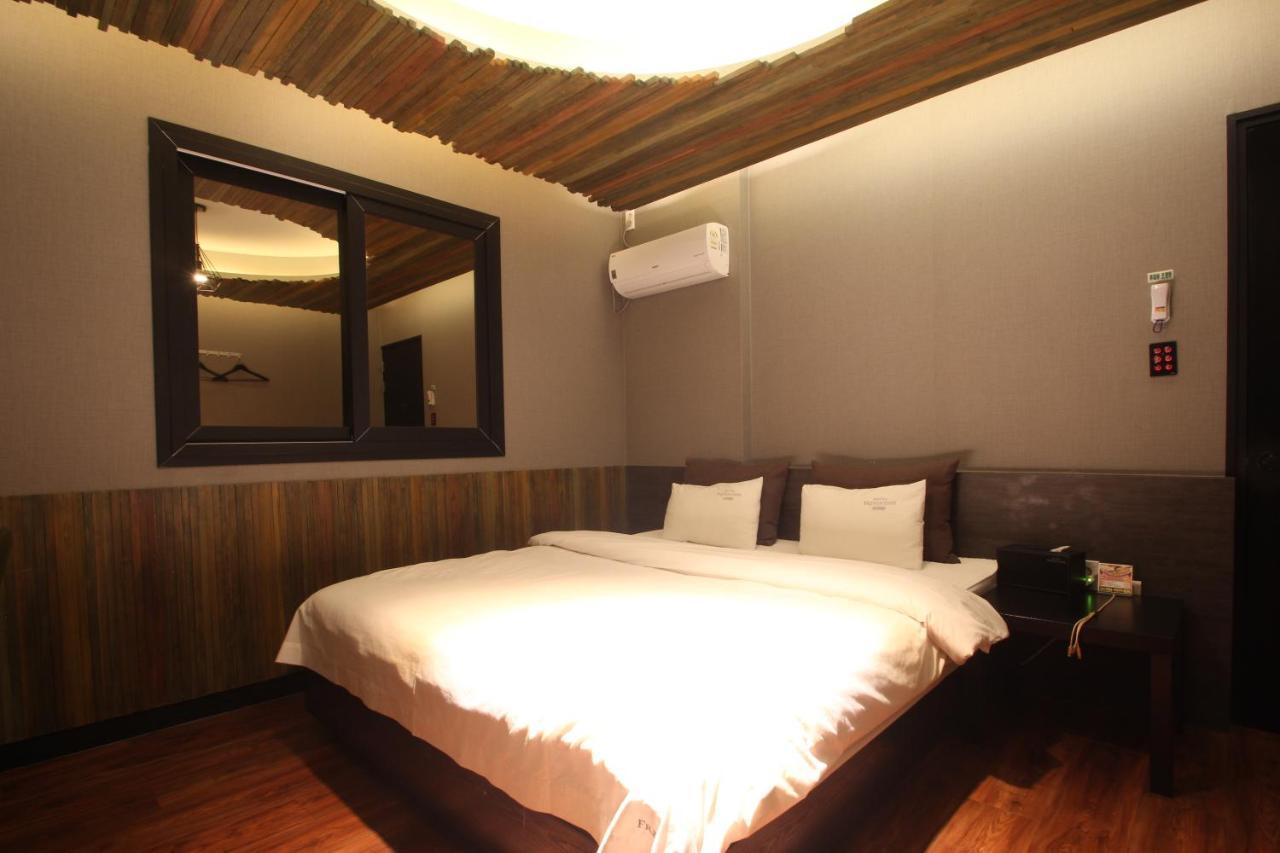 French Code Hotel Changwon Exterior foto